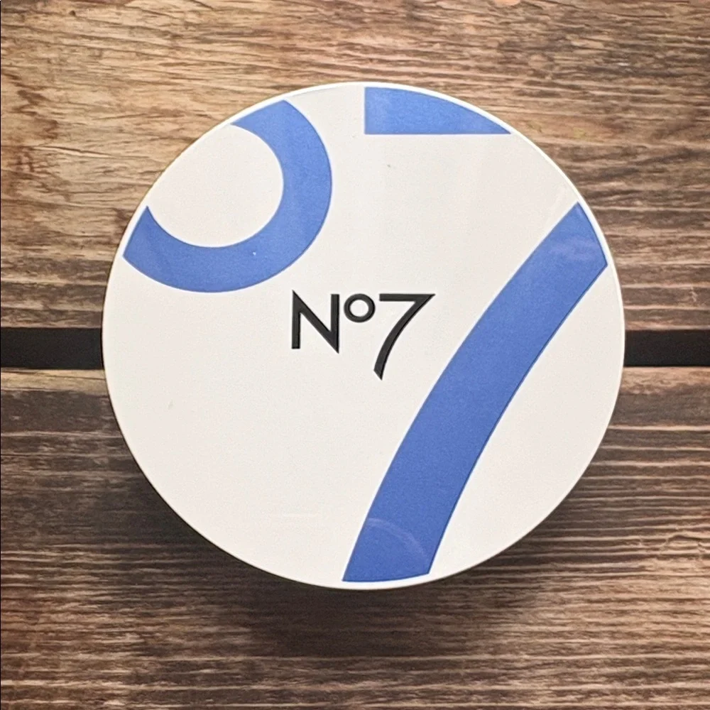 No7 Lift & Luminate Triple Action Translucent Finishing Powder Medium 10g